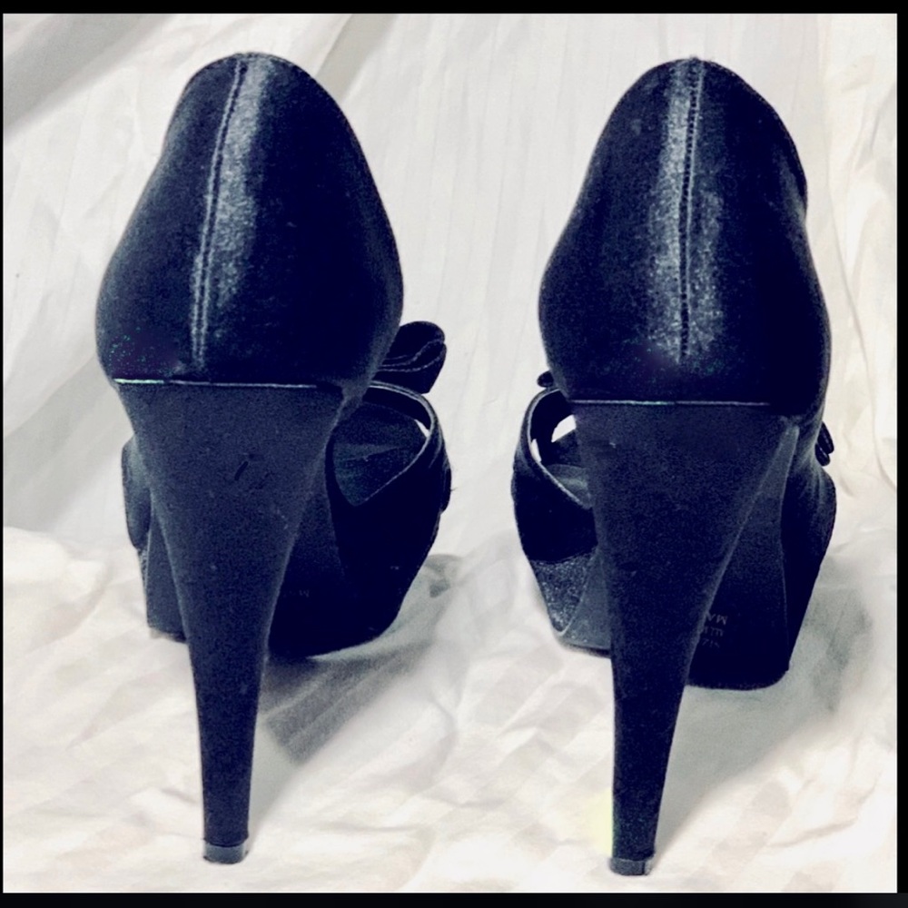 Bold & Beautiful Pump - Picture 2 of 3